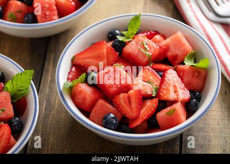 Saftiger und erfrischender Sommer-Obstsalat mit Wassermelone Stockfoto