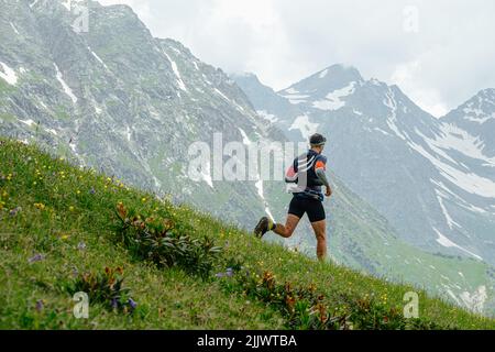 Männlicher Trailrunner beim Ultramarathon Stockfoto