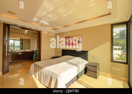 Ein Bild eines Elternschlafzimmers mit eigenem Bad in einer Wohnung an der Costa Del Sol Stockfoto