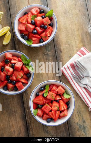 Saftiger und erfrischender Sommer-Obstsalat mit Wassermelone Stockfoto