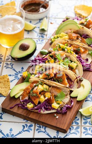 Fisch Tacos mit Mango-Salsa und Rotkohl Stockfoto