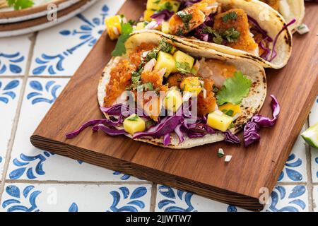 Fisch Tacos mit Mango-Salsa und Rotkohl Stockfoto
