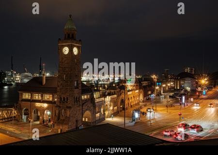 St. Pauli Piers mit dem Level Tower bei Nacht in Hamburg. Es ist der größte Landeplatz im Hamburger Hafen und eine große Touristenattraktion Stockfoto