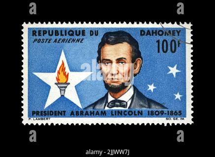 Abraham Lincoln (1809-1865), Präsident, 100. Todestag, um 1965. Vintage-Briefmarke gedruckt in Dahomey isoliert auf schwarzem Hintergrund. Stockfoto