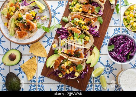 Fisch Tacos mit Mango-Salsa und Rotkohl Stockfoto