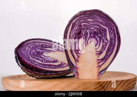 Violetter Kohl oder Rotkohl isoliert auf weißem Hintergrund Stockfoto