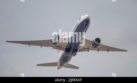 Flughafen Heathrow, London, Großbritannien. 28. Juli 2022. British Airways Boeing 777 G-YMMN, die von der Südbahn in Heathrow auf der Strecke London nach Nairobi abfliegt Stockfoto