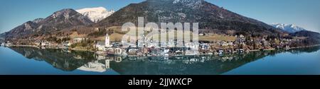 Panoramablick auf die Kapelle St. Wolfgang und das Küstendorf im Salzkammergut in Österreich. Stockfoto