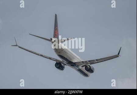 Flughafen Heathrow, London, Großbritannien. 28. Juli 2022. Air Canada die Boeing 737 MAX 8 C-FSIL nimmt von der Südbahn in Heathrow auf der London-Strecke nach Halifax ab Stockfoto