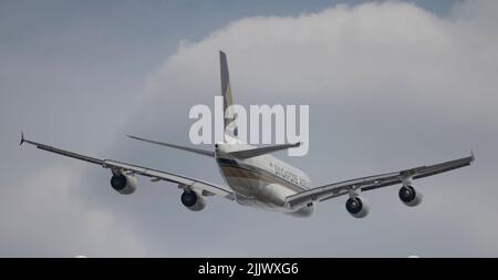 Flughafen Heathrow, London, Großbritannien. 28. Juli 2022. Singapore Airlines Airbus A380 9V-SKU, der auf der Strecke London nach Singapur von der südlichen Start- und Landebahn in Heathrow abfliegt Stockfoto