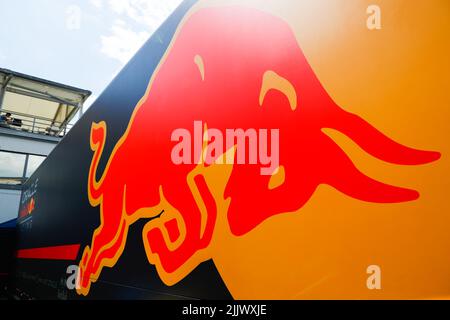 Logo Illustration Red Bull Racing, Ambiente während der Formel 1 Aramco Magyar Nagydij 2022, großer Preis von Ungarn 2022, 12. Lauf der FIA Formel 1 Weltmeisterschaft 2022 vom 28. Bis 31. Juli 2022 auf dem Hungaroring, in Mogyorod, Ungarn - Foto Antonin Vincent / DPPI Stockfoto