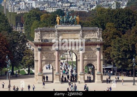 Frankreich, Paris, der Arc de Triomphe du Carrousel ist ein Triumphbogen in Paris, der sich am Place du Carrousel befindet. Es ist ein Beispiel des neoklassischen Bogens Stockfoto
