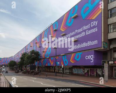 Besucher der Stadt werden durch ein Schild willkommen geheißen, das die stolze Gastgeberstadt der Commonwealth Games 2022 in Birmingham erklärt. Stockfoto