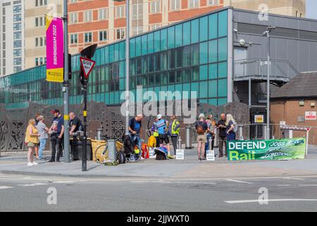 Streikende Bahnarbeiter auf der offiziellen Streiklinie der RMT vor der New Street Station im Stadtzentrum von Birmingham. Stockfoto