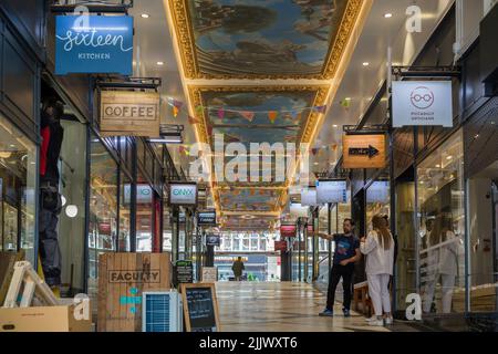 Die Piccadilly Arcade mit ihrem schönen Wandgemälde an der Decke und ihrer traditionell gestalteten Architektur beherbergt eine Reihe unabhängiger Einzelhändler. Stockfoto