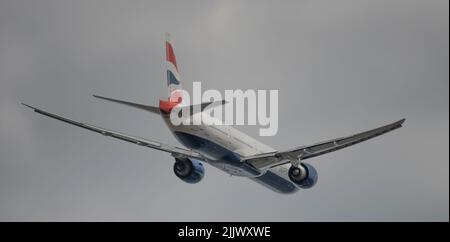 Flughafen Heathrow, London, Großbritannien. 28. Juli 2022. Die Boeing 777 G-STBI von British Airways nimmt von der südlichen Start- und Landebahn in Heathrow auf der Strecke London nach Lagos ab Stockfoto