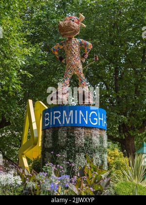 Eine Blumendarstellung auf dem Cathedral Square, Birmingham City Centre, mit Perry the Bull, dem offiziellen Maskottchen der Commonwealth Games von Birmingham 2022. Stockfoto