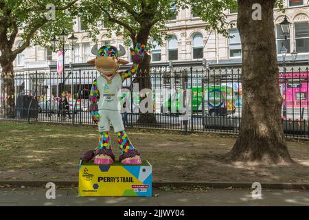 Das offizielle Maskottchen der Commonwealth Games 2022 in Birmingham, Perry the Bull, winkt den Passanten im Stadtzentrum von Birmingham zu. Stockfoto