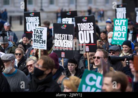 Die Teilnehmer versammeln sich während eines von der Volksversammlung in der Nähe der Downing Street in London organisierten „Cost of Living Crisis“-Protestes. Stockfoto