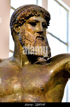 Zeus oder möglicherweise Poseidon. Gefunden im Meer von Kap Artemision, Nord-Euböa. Klassische Periode 460 v. Chr. Eine der wenigen Originalstatuen des strengen Stils, Nationales Archäologisches Museum in Athen.Bronzestatue. Stockfoto