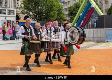 Birmingham Irish Pipes and Drums marschieren auf dem Victoria Square und feiern die Commonwealth Games 2022 in Birmingham. Stockfoto