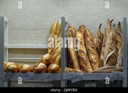 Frankreich, Paris, frische Baguettes zum Verkauf bei einer Boulangerie Photo © Fabio Mazzarella/Sintesi/Alamy Stock Photo Stockfoto