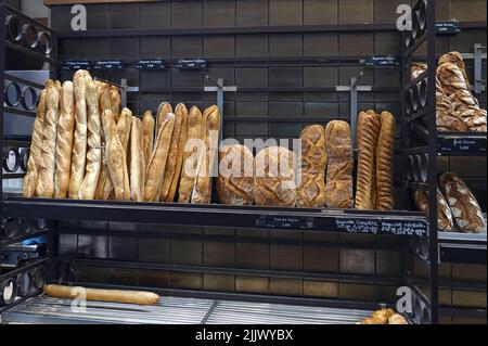 Frankreich, Paris, frische Baguettes zum Verkauf bei einer Boulangerie Photo © Fabio Mazzarella/Sintesi/Alamy Stock Photo Stockfoto