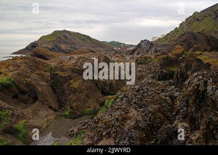 Ilfracombe Bucht und Strandfelsen aus Tunneln zu Fuß Stockfoto