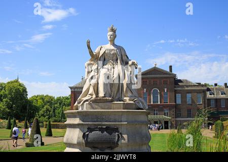 Kensington Palace, London, 2022. Das Queen Victoria Monument steht stolz vor dem Palast. Königin Victoria wurde hier geboren und lebte hier bis zu ihm Stockfoto