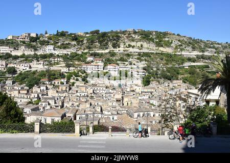 Schöne Aussicht auf das Wohngebiet von Modica, Sizilien in Italien, mit alten Häusern auf dem Hügel gebaut. Sizilianisches Erbe und touristische Attraktionen Stockfoto