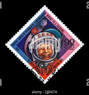 Juri Gagagin, sowjetischer Astronaut, erster Mensch im Weltraum, rote sowjetische Flagge, um 1981. Vintage-Briefmarke gedruckt in Madagaskar (vorher Madagaskar Stockfoto