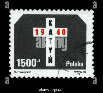 Denkmal für das Massaker im Wald von Katyn, 50.. Jahrestag, um 1990. Abgesagte Briefmarke gedruckt in Polen isoliert auf schwarzem Hintergrund. Stockfoto