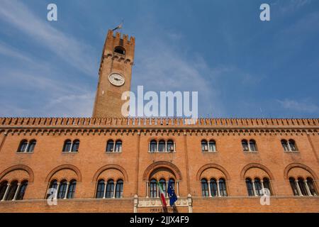 Der Civica-Turm, der Torre Civica und der Palazzo del Podesta aus dem 13.. Jahrhundert auf der Piazza dei Signori im historischen Zentrum von Treviso, Venetien, Nordostitalien. Stockfoto