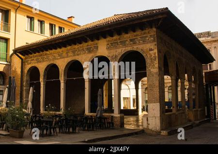 Treviso, Italien - 24.. Juli 2022. Die mittelalterliche Loggia dei Cavalieri - eine byzantinische Loggia aus dem 13. Jahrhundert im historischen Zentrum von Trevis Stockfoto