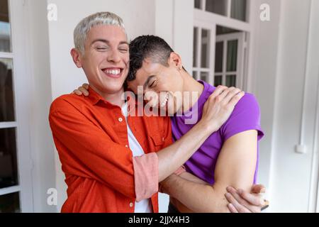 Porträt von glücklich junge schwule Paar in der Liebe, während sie umarmen Stockfoto