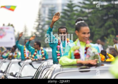 Addis Abeba. 28.. Juli 2022. Die äthiopischen Leichtathletik-Nationalmannschaft feiert ihre Ergebnisse bei den Leichtathletik-Weltmeisterschaften Oregon22 mit einer Parade am 28. Juli 2022 in Addis Abeba, Äthiopien. Quelle: Michael Tewelde/Xinhua/Alamy Live News Stockfoto