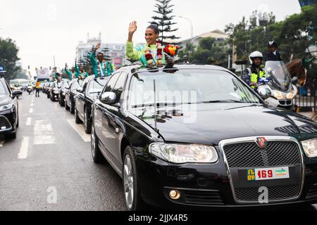 Addis Abeba. 28.. Juli 2022. Die äthiopischen Leichtathletik-Nationalmannschaft feiert ihre Ergebnisse bei den Leichtathletik-Weltmeisterschaften Oregon22 mit einer Parade am 28. Juli 2022 in Addis Abeba, Äthiopien. Quelle: Michael Tewelde/Xinhua/Alamy Live News Stockfoto