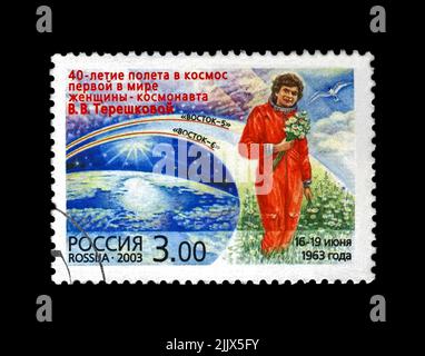 Valentina Tereshkova, sowjetische Astronautin in roter Uniform mit Blumen, 1. Frau im Weltraum, blauer Himmel, 40.. Jahrestag des Weltraumfluges, um 2003 Stockfoto