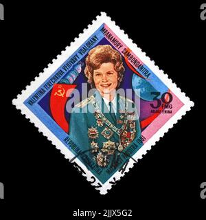 Valentina Tereshkova, sowjetische Astronautin, 1. Frau im Weltraum, rote sowjetische Flagge, um 1981. Abgestempelter Poststempel gedruckt in Madagaskar isoliert auf Stockfoto