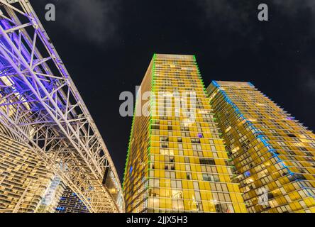 Blick in den niedrigen Winkel der beleuchteten modernen Wolkenkratzer in Las Vegas bei Nacht Stockfoto