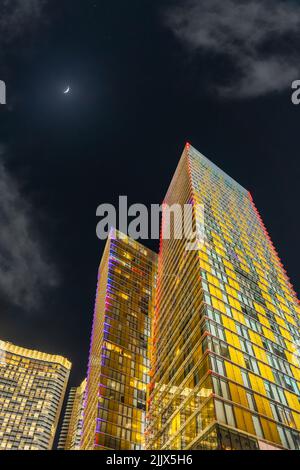 Blick in den niedrigen Winkel der beleuchteten modernen Wolkenkratzer in Las Vegas bei Nacht Stockfoto