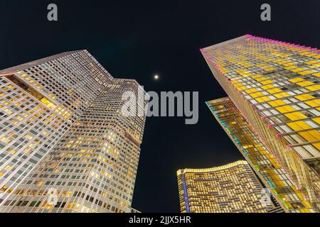Blick in den niedrigen Winkel der beleuchteten modernen Wolkenkratzer in Las Vegas bei Nacht Stockfoto