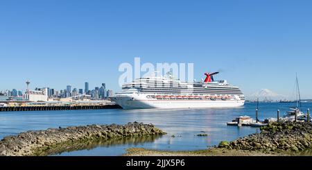 Seattle - 19. Juli 2022 Kreuzfahrt Schiff Carnival Splendor mit der Space Needle und Mount Rainier Stockfoto