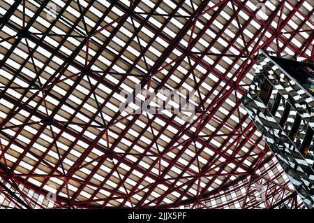 Chicago, Illinois, USA. Das Atriumdach im State of Illinois Center, auch bekannt als Thompson Center. Stockfoto