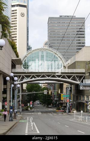 Seattle - 17. Juli 2022 Blick auf die Pike Street auf den Bogen des Seattle Convention Center und die Hochhäuser in der Innenstadt Stockfoto