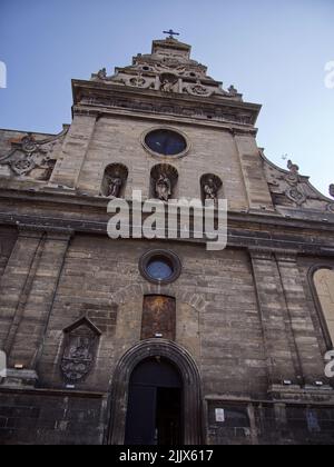 Die Bernardine-Kirche und das Kloster in Lviv, Ukraine, befinden sich in der Altstadt der Stadt. Das Kloster zusammen mit der römisch-katholischen Kirche St. und Stockfoto