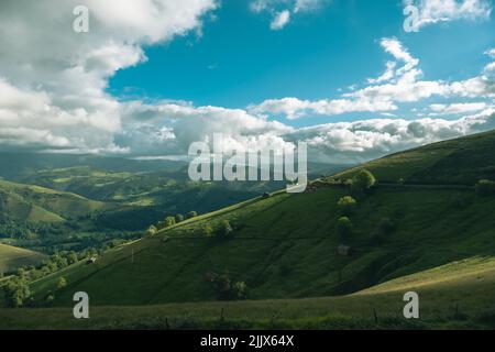 Schöne natürliche Landschaft von grünen Tal in Nordspanien mit einigen Häusern und Bäumen um die Hügel verteilt Stockfoto