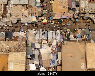 Kreuzung in einem Straßenmarkt voller Stände mit Markisen in Nouakchott, Mauretanien. Stockfoto