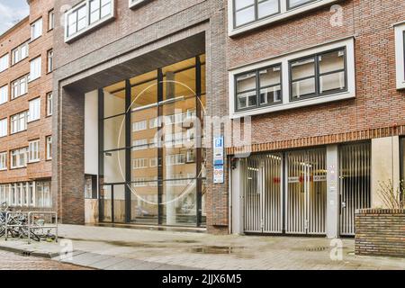 Panoramablick auf Backsteinhäuser von einer leeren Straße aus Stockfoto