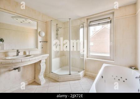 Innen von Vintage weiß gefliesten Badezimmer mit Dusche und Waschbecken mit Chrom Wasserhahn Stockfoto